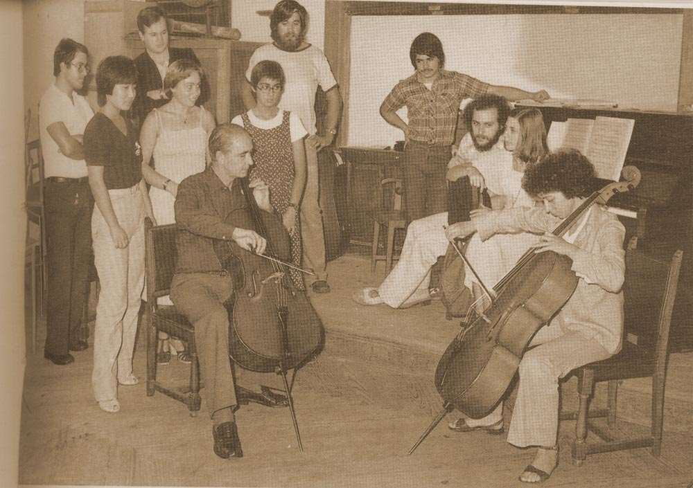 Clase de violonchelo. Maestro Elías Arizcuren